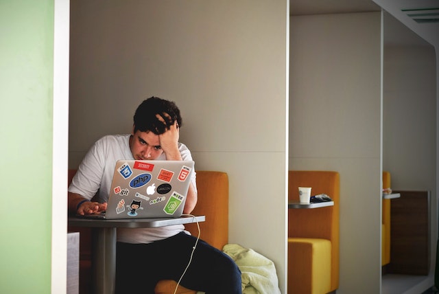 Por que sentimos sono na hora de estudar?